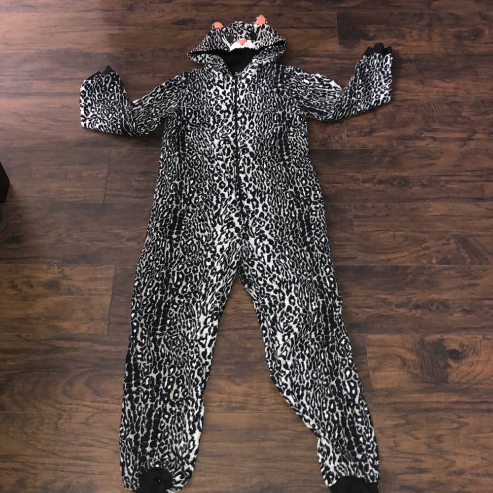 Leopard kitty 🐱 onesie size small, juniors